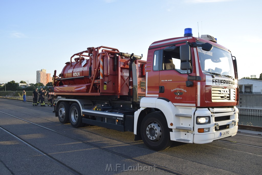 Havarie Wassereinbruch Motorraum beim Schiff Koeln Niehl Niehler Hafen P116.JPG - Miklos Laubert